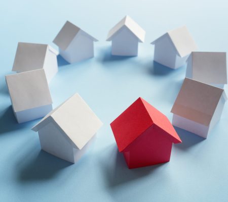 Unser Ziel ist es, langfristige Beziehungen zu unseren Kunden aufzubauen, und wir tun alles, was wir können, um Ihre Zufriedenheit zu gewährleisten. Außerdem bieten wir eine breite Palette zusätzlicher Dienstleistungen an, damit Ihr Immobilienkauf oder -verkauf reibungslos abläuft. Von der Finanzierungsberatung über rechtliche Unterstützung bis hin zur richtigen Versicherung für Ihre Immobilie.